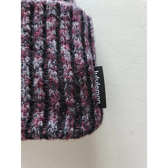NWT Lululemon Textured Fleece Lined Knit Pom Pom Beanie Cassis/Black - Picture 4 of 11